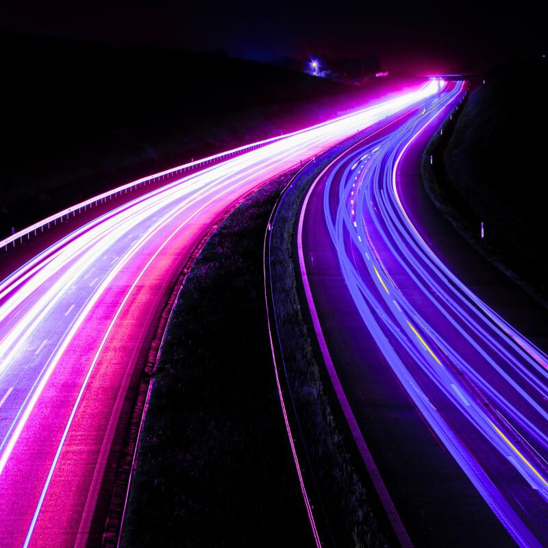 Scie luminose magenta e viola
